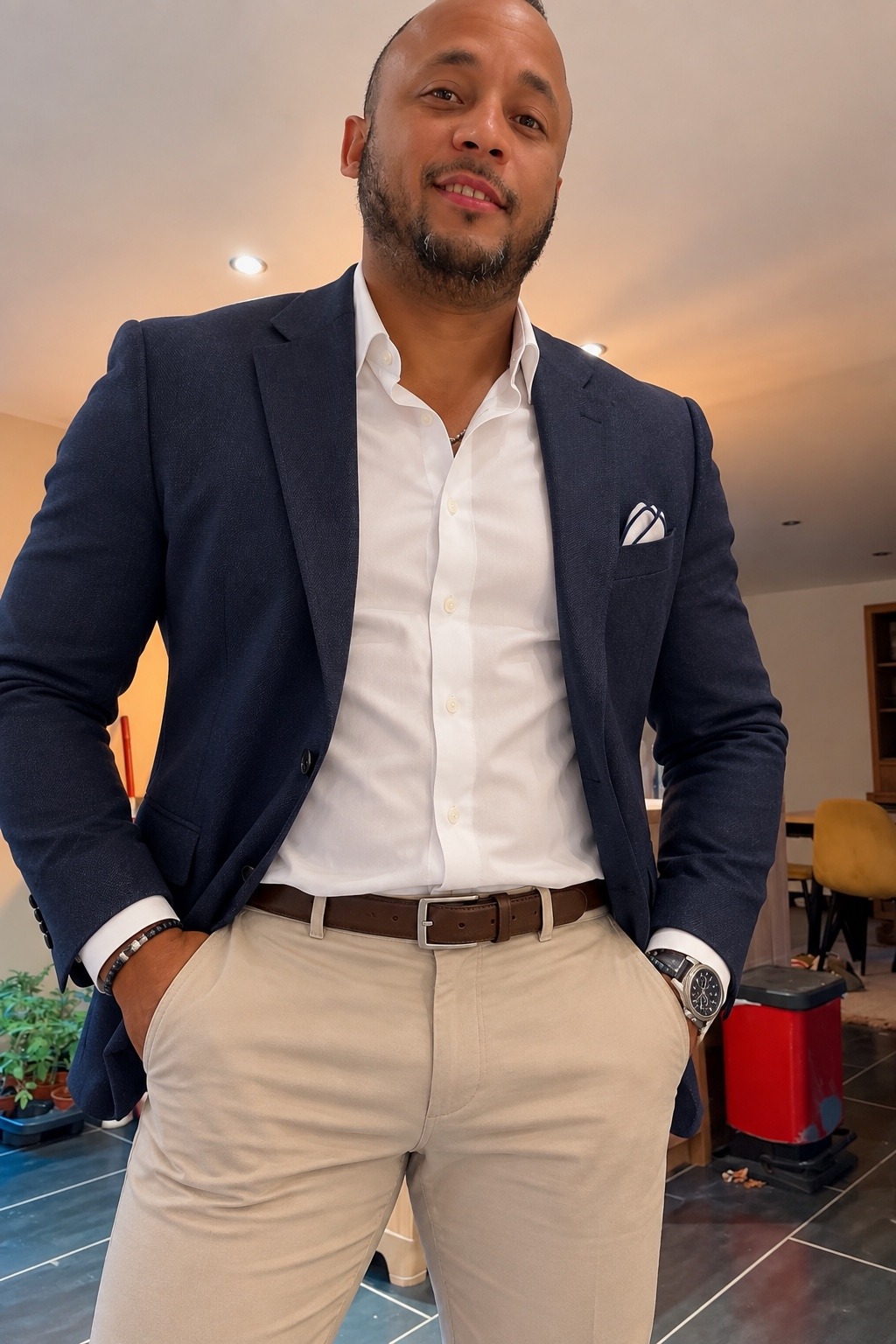Jaylson Spencer de blazer azul e camisa branca